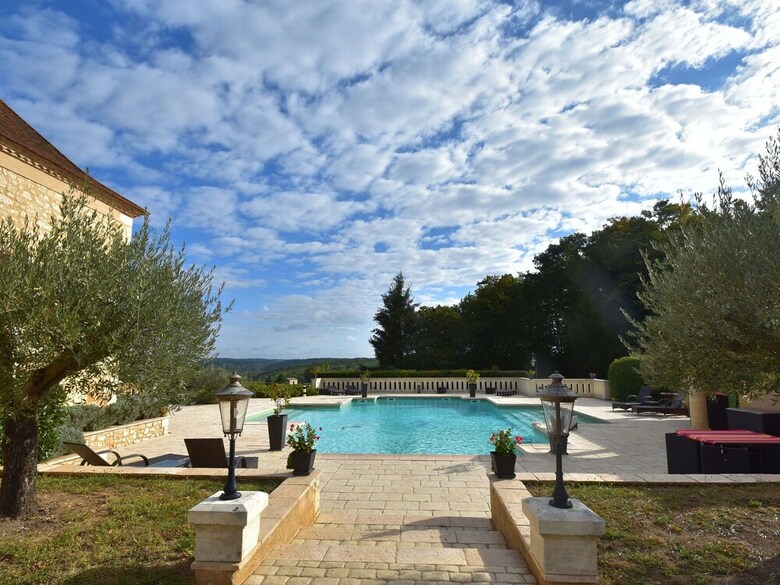 Luxury Villa In Aquitaine By The Lake