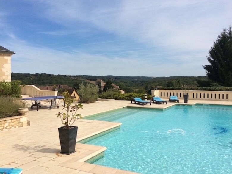 Luxury Villa In Aquitaine By The Lake