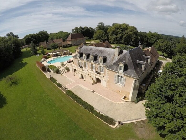 Luxury Villa In Aquitaine By The Lake