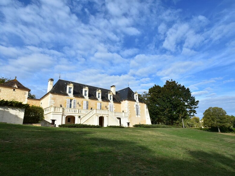 Luxury Villa In Aquitaine By The Lake