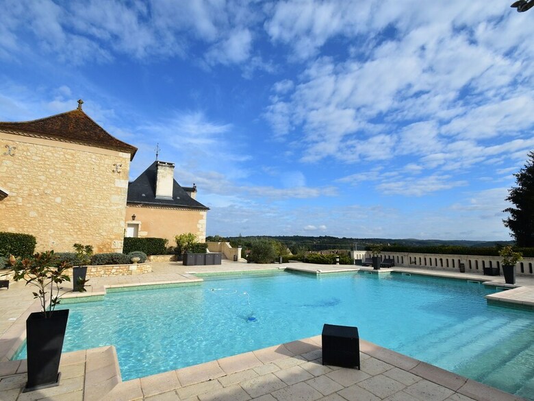 Luxury Villa In Aquitaine By The Lake