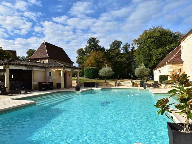 Luxury Villa In Aquitaine By The Lake