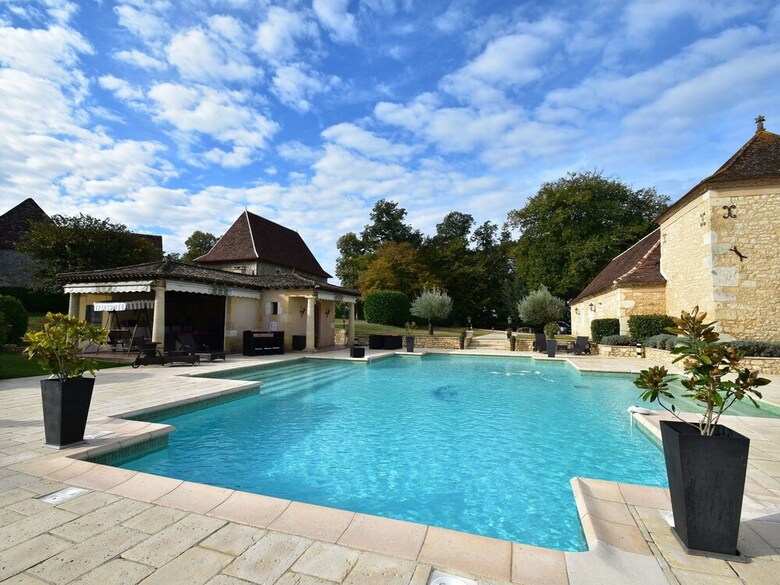 Luxury Villa In Aquitaine By The Lake