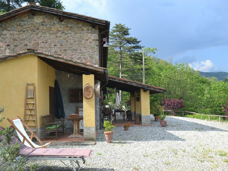 Vintage Cottage In Pescia With Jacuzzi