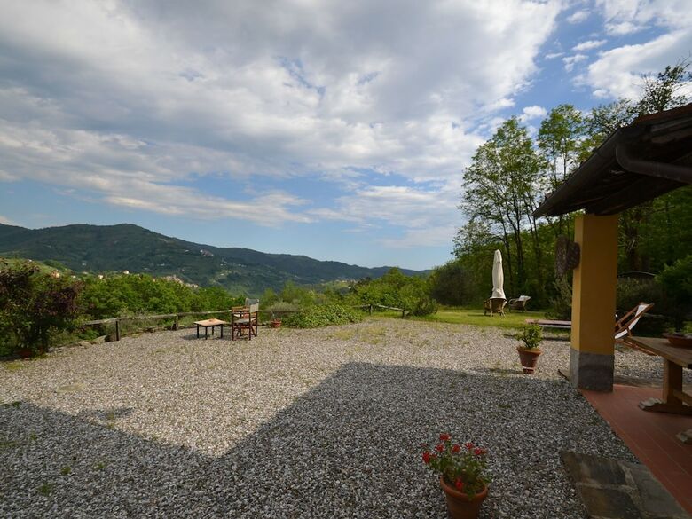Vintage Cottage In Pescia With Jacuzzi