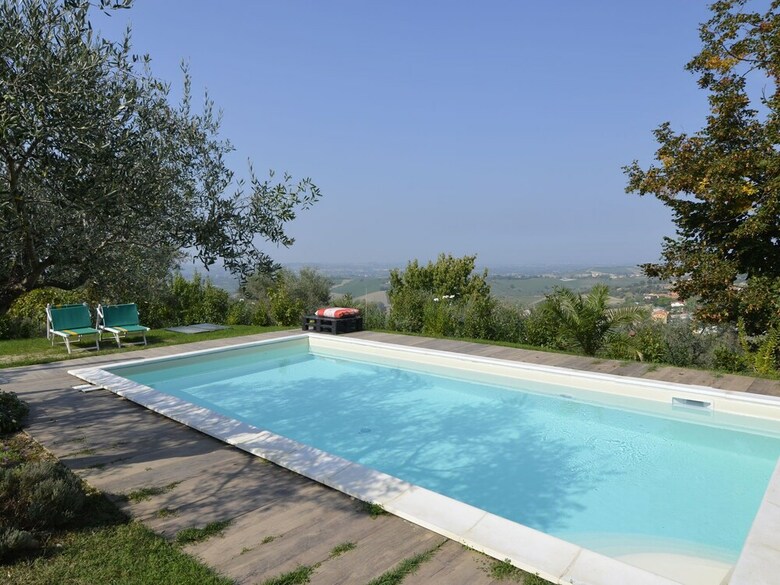 Spacious Apartment Near Saludecio With Pool