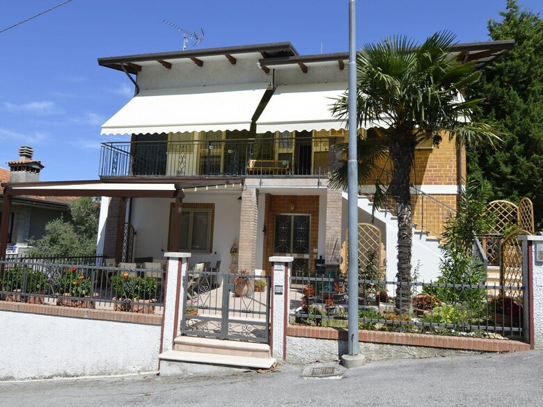 Spacious Apartment Near Saludecio With Pool