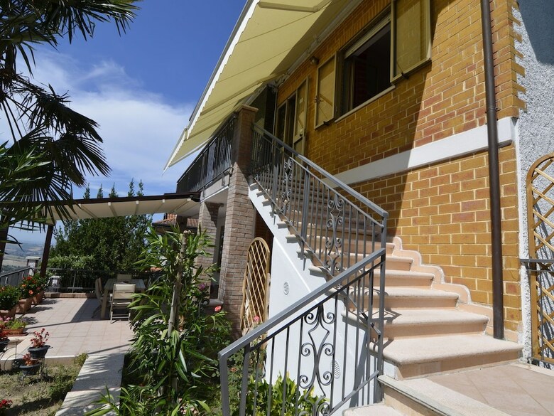 Spacious Apartment Near Saludecio With Pool