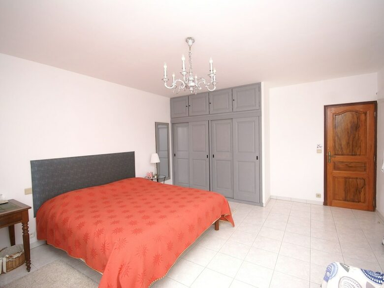 Airconditioned, Spacious Villa In Gar�oult With A Private Pool