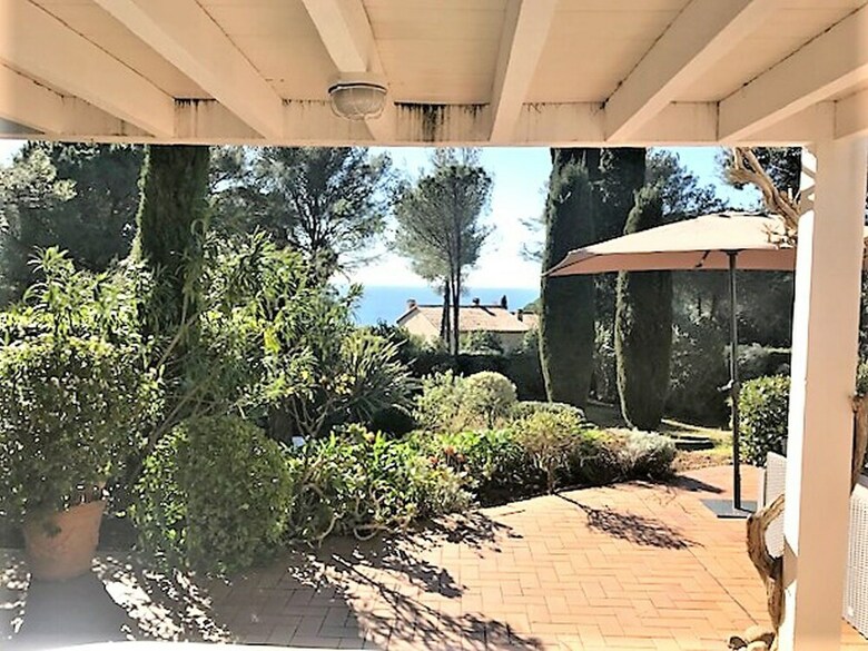 Modern Villa With Private Garden Near Sea In Var