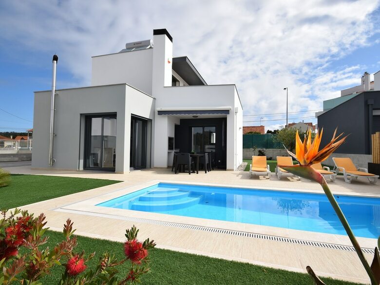 Lavish Villa In Foz Do Arelho With Private Swimming Pool