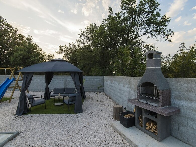 Beautiful Villa With Private Swimming Pool, Nice Covered Terrace, Play Area, Bbq