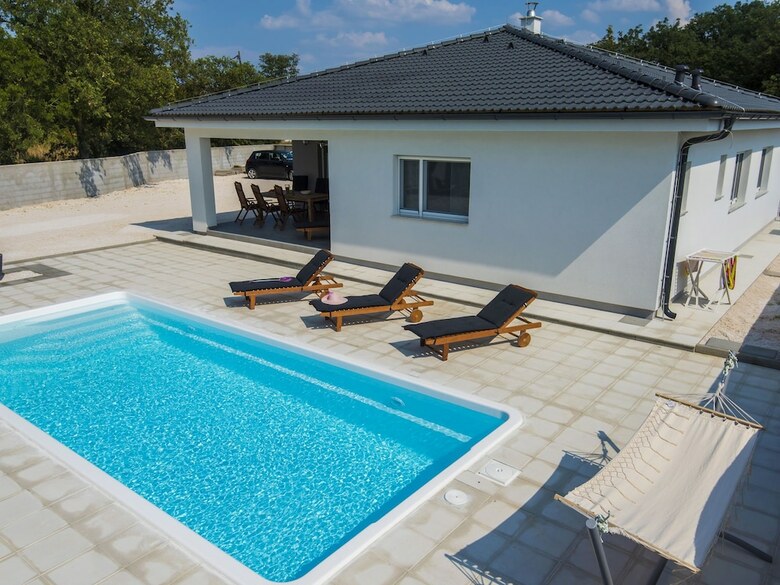 Beautiful Villa With Private Swimming Pool, Nice Covered Terrace, Play Area, Bbq