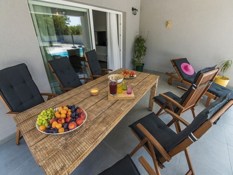 Beautiful Villa With Private Swimming Pool, Nice Covered Terrace, Play Area, Bbq