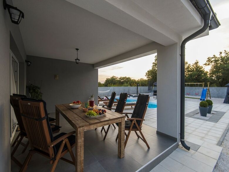 Beautiful Villa With Private Swimming Pool, Nice Covered Terrace, Play Area, Bbq