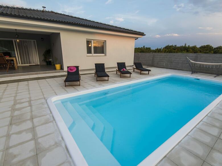 Beautiful Villa With Private Swimming Pool, Nice Covered Terrace, Play Area, Bbq