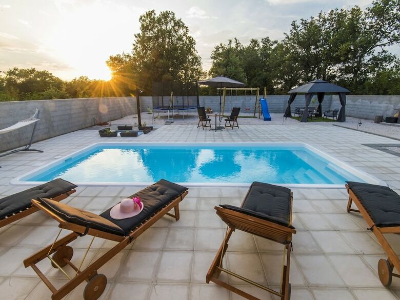 Beautiful Villa With Private Swimming Pool, Nice Covered Terrace, Play Area, Bbq