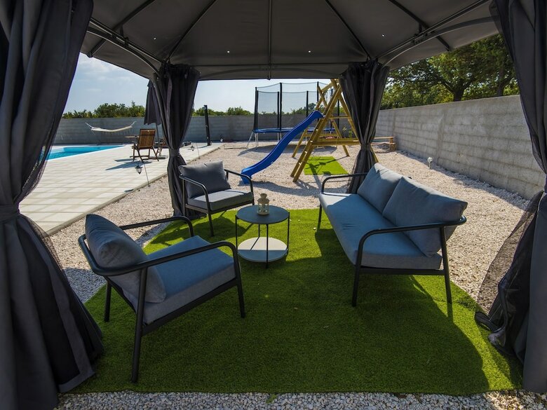 Beautiful Villa With Private Swimming Pool, Nice Covered Terrace, Play Area, Bbq