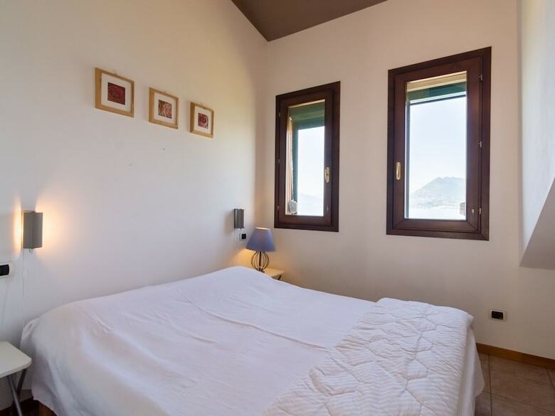 Nice Appartment With Terrace And Stunning Lake View