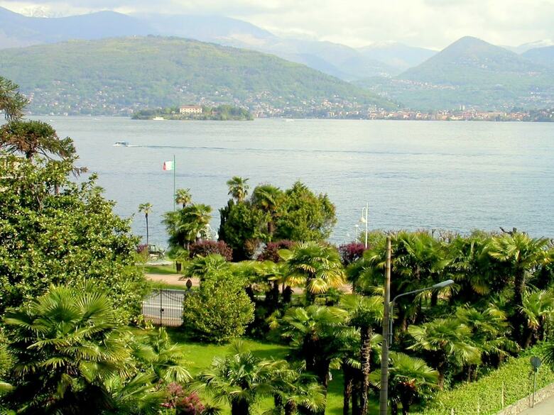 Nice Appartment With Terrace And Stunning Lake View