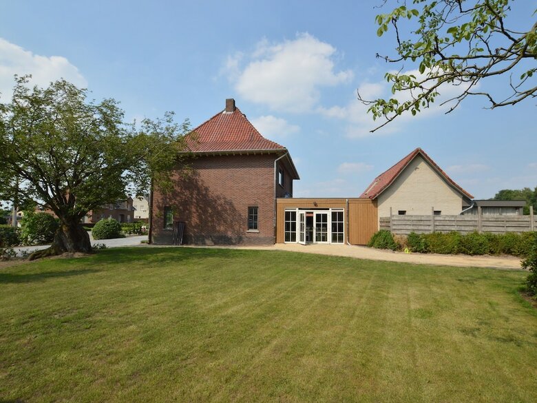 Spacious Holiday Home In Peer With Garden