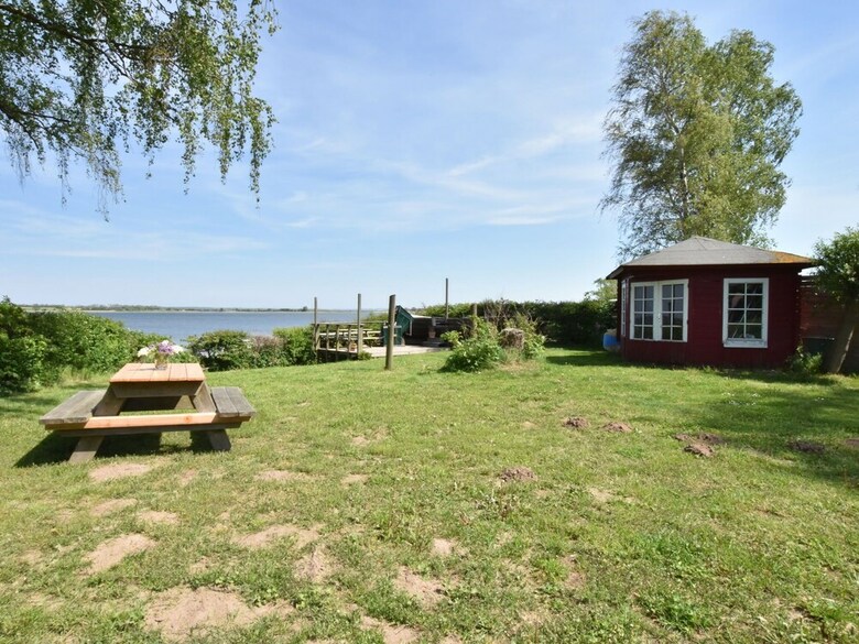 Spacious Apartment In Stove With Waterfront