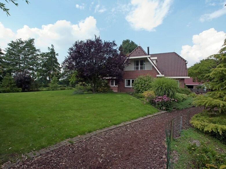 Luxurious Mansion In de Tike With Jacuzzi