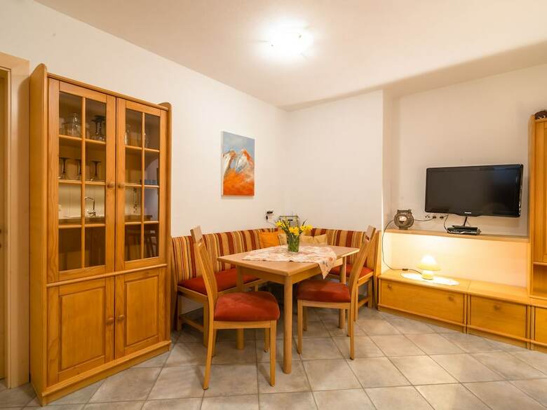 Beautiful Mansion In S�ll With Garden