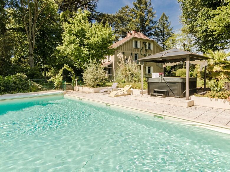 Quaint Holiday Home In Lalinde With Jacuzzi