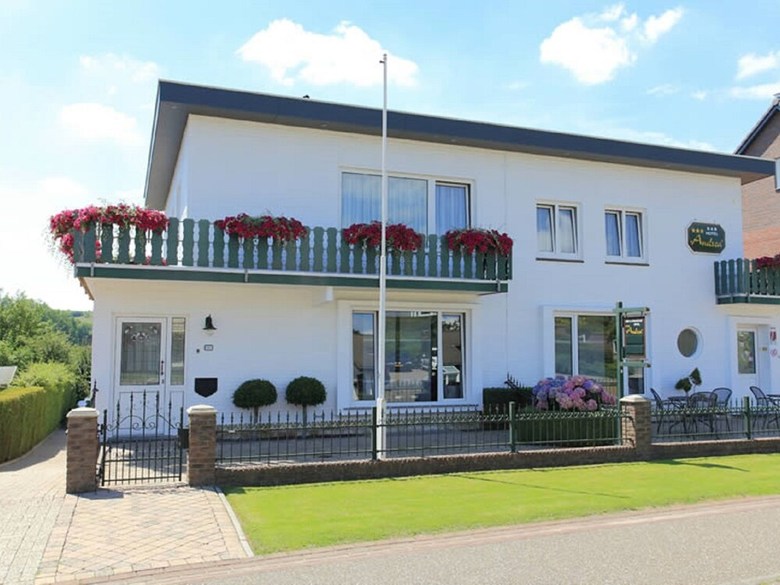 Spacious Apartment In Schin Op Geul Near The River
