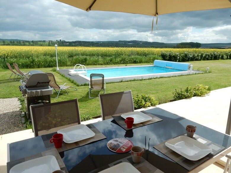 Huge Holiday Home In Lotharingen With Private Swimming Pool
