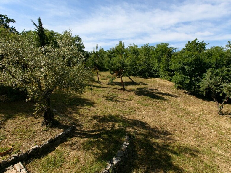 Cozy Cottage In Abbateggio With Garden