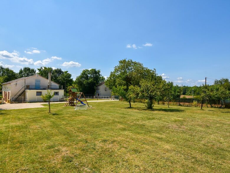 Spacious Holiday Home With Private Garden In Fonroque