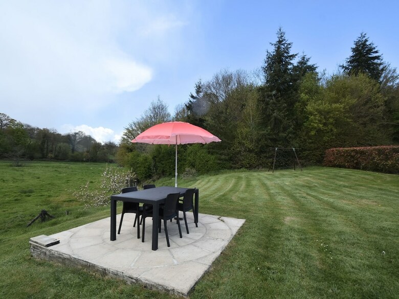 Fab Holiday Home In Saint-vaast-sur-seulles With Garden