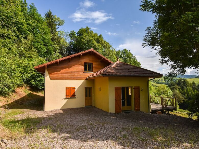 Lush Holiday Home In Ferri�res-sur-sichon With Bbq