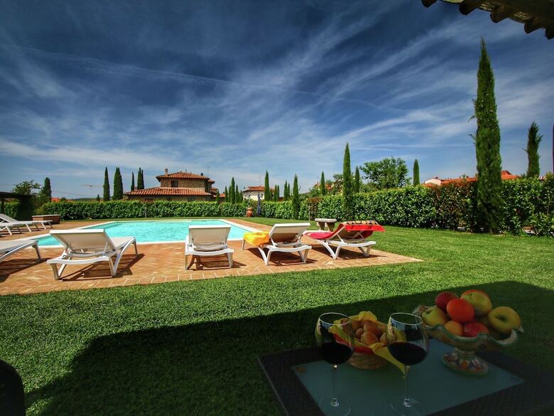Luxurious Cottage In Lucignano With Pool