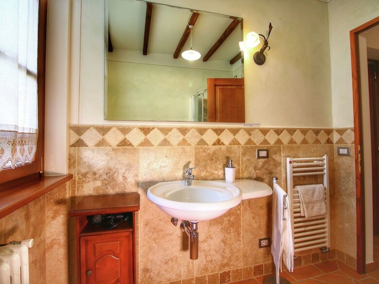 Luxurious Cottage In Lucignano With Pool