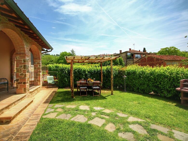 Luxurious Cottage In Lucignano With Pool