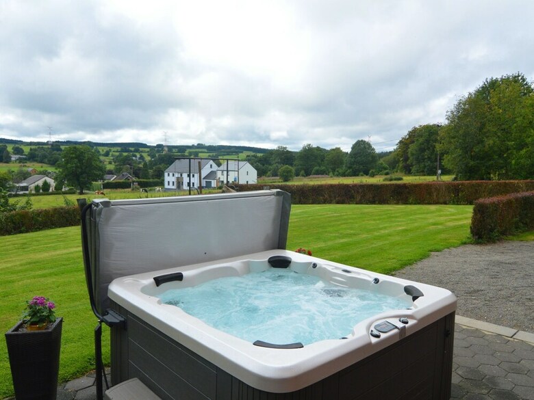 Quaint Cottage In Petite Langlire With Jacuzzi