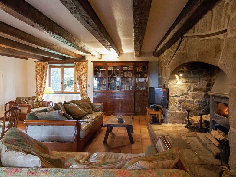 Cosy Villa In Roche-le-peyroux With Swimming Pool