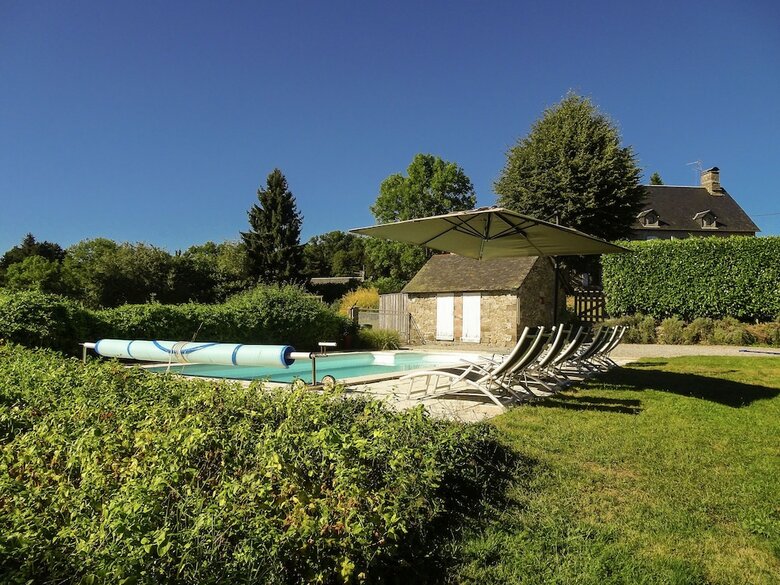 Cosy Villa In Roche-le-peyroux With Swimming Pool