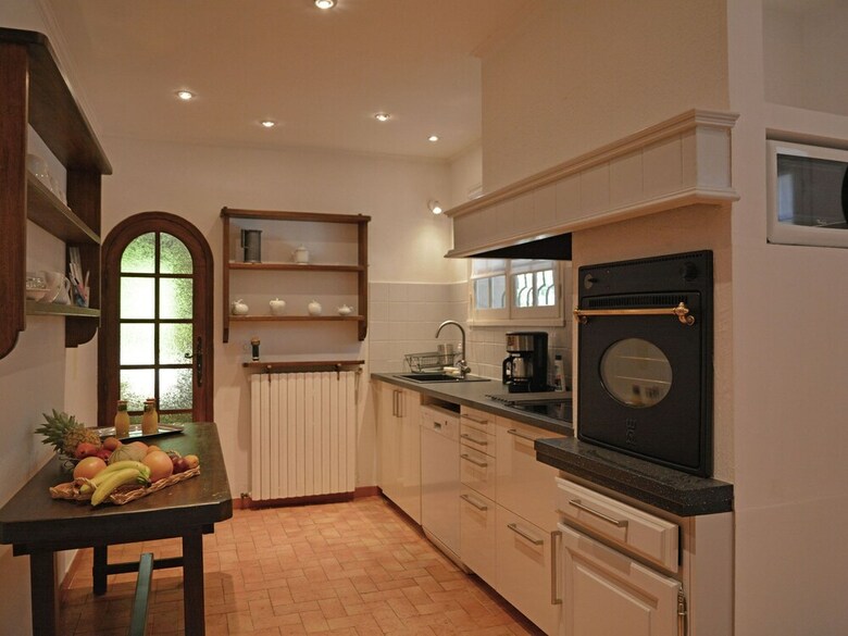 Lush Villa In Beaucaire With Swimming Pool