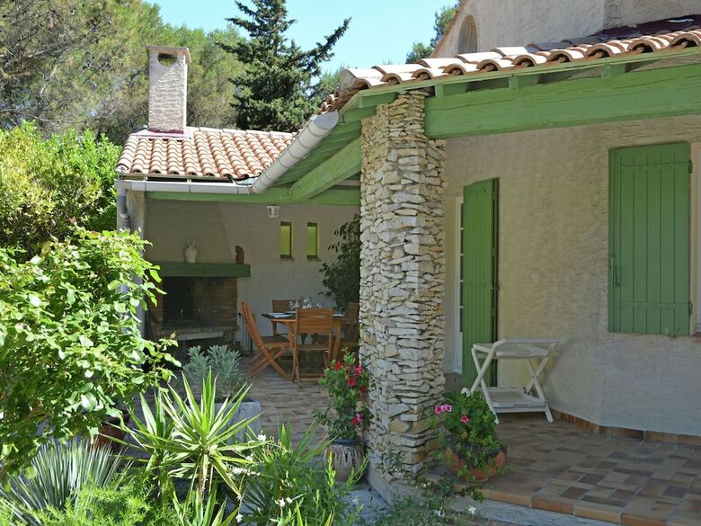 Lush Villa In Beaucaire With Swimming Pool