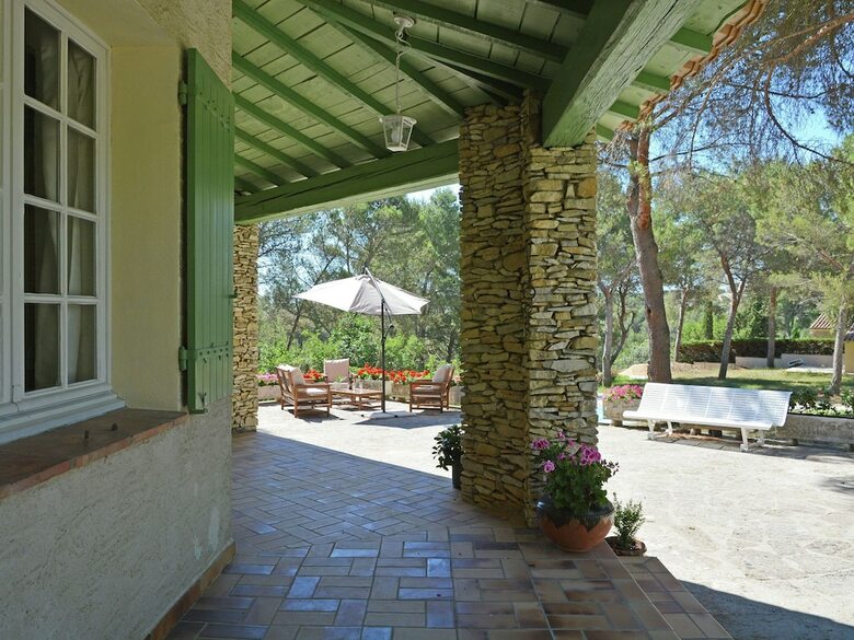 Lush Villa In Beaucaire With Swimming Pool