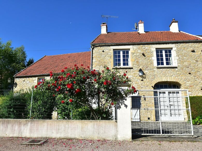 Modern Holiday Home In Vault-de-lugny With Meadow View