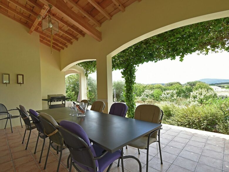 Charming Villa In Escales With Jacuzzi
