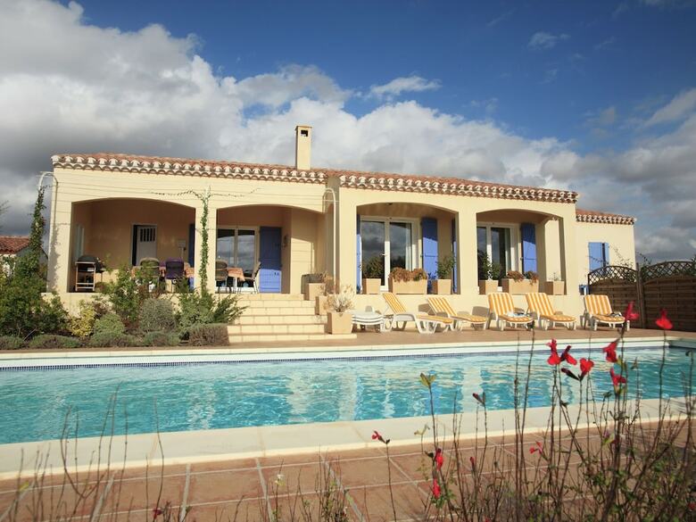 Charming Villa In Escales With Jacuzzi