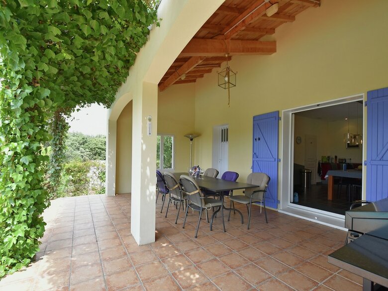 Charming Villa In Escales With Jacuzzi