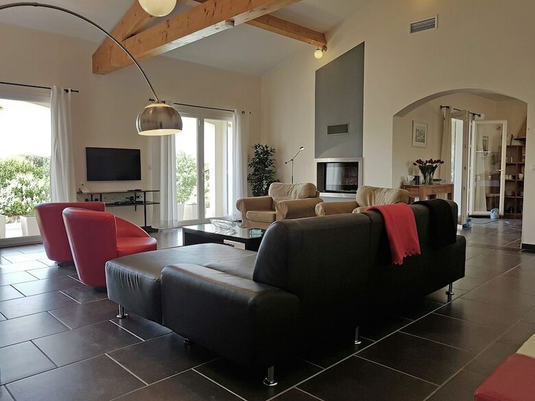 Charming Villa In Escales With Jacuzzi