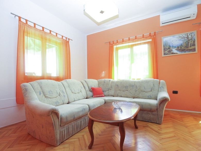 Apartment 1875